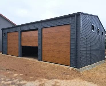12x8 m-es lemezcsarnok – nyeregtető, szekcionált kapu, Grafit