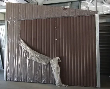 Kapu oromzattal 3x2,70x2,13 m, a nyeregtető jobb első része, barna matt