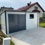 Garaz-Blaszany-5×2-5-wiatka-0-40×2-5-Sposob-otwierania-bramy-brama-podnoszona.webp