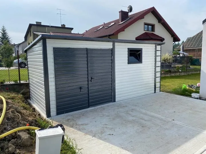 Garaz-Blaszany-5×2-5-wiatka-0-40×2-5-Sposob-otwierania-bramy-brama-podnoszona.webp
