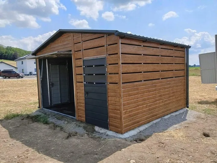 Garaz-blaszany-3×4-z-wiatka-2×4-Marka-LiderStal.webp