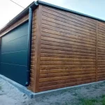 Garaz-blaszany-5×6-blaszak-brama-segmentowa-grafit-drewnopodobny-rynny-Marka-LiderStal.webp
