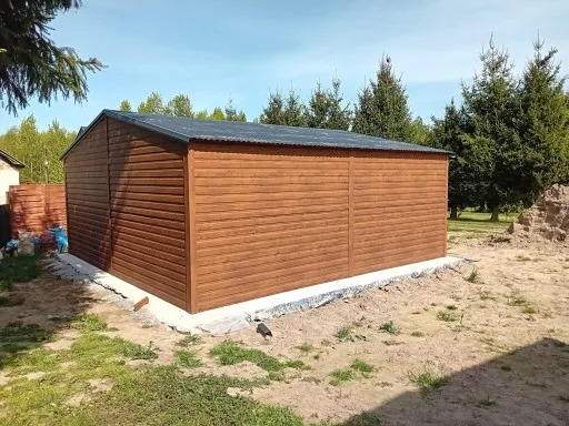 Garaz-blaszany-6×6-drewnopodobny-Zloty-Dab-grafit-Garaze-Blaszane-Blaszaki-Dlugosc-6-m.webp