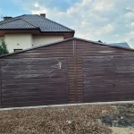Garaz-blaszany-w-kolorze-drewnopodobnym-Kod-producenta-7×6-orzech-Ral-8017.webp