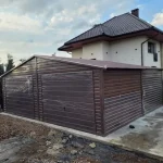 Garaz-blaszany-w-kolorze-drewnopodobnym-Material-wykonania-metal.webp