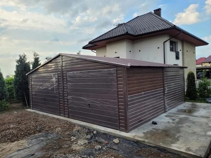 Garaz-blaszany-w-kolorze-drewnopodobnym-Material-wykonania-metal.webp