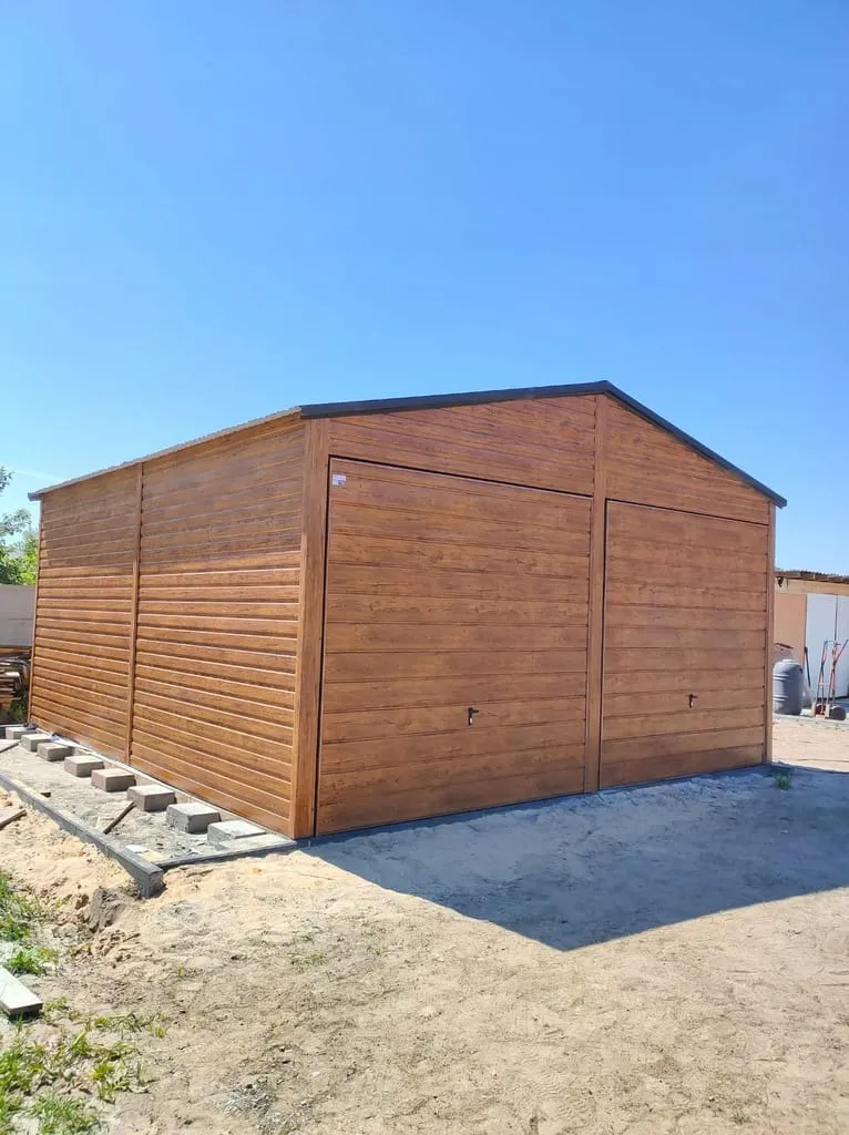 Garaz-blaszany-w-kolorze-drewnopodobnym-Sposob-otwierania-bramy-brama-podnoszona.webp