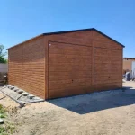 Garaz-blaszany-w-kolorze-drewnopodobnym-Szerokosc-6-m.webp
