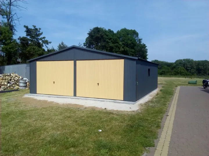 Garaze-blaszane-blaszak-Hale-wiaty-PRODUCENT-7×6-m-Spad-dachu-dach-dwuspadowy-spad-na-bok.webp