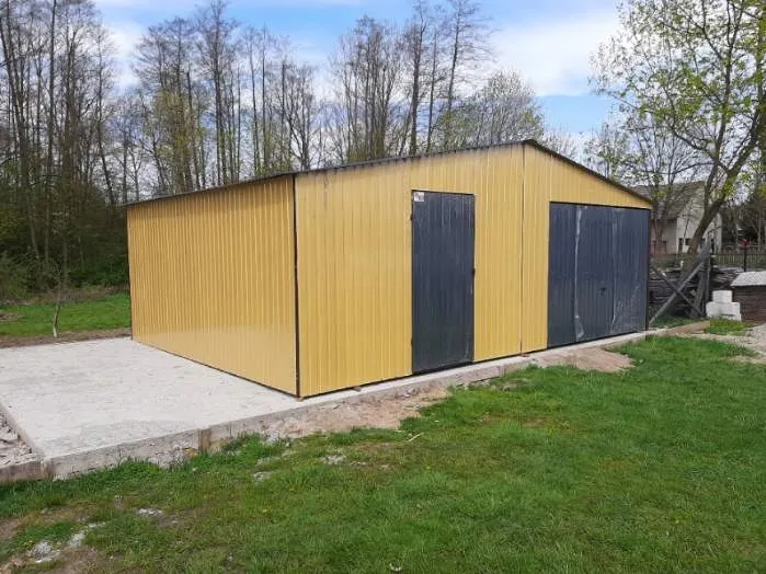Garaze-blaszane-blaszak-garaz-6×5-brama-kolor-RAL-Marka-inna.webp