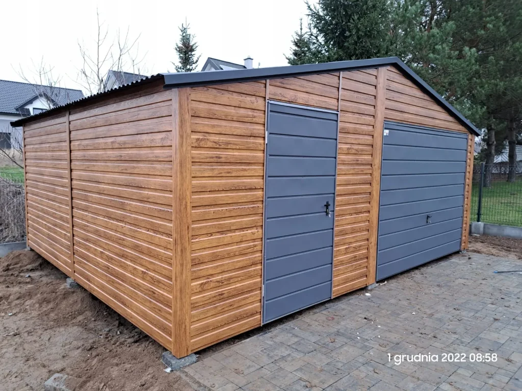 Garaze-blaszane-garaz-blaszany-6×5-dwuspadowy-Kod-producenta-6×5-blaszak-drewnopodobny-grafit.webp