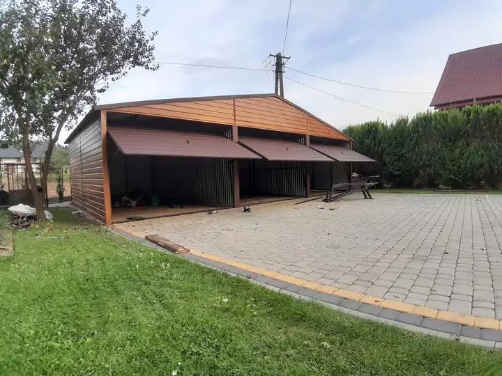 garaze-blaszane-blaszak-9x5drewnopodobne-zloty-dab-material-wykonania-metal-673365fc3c595.webp