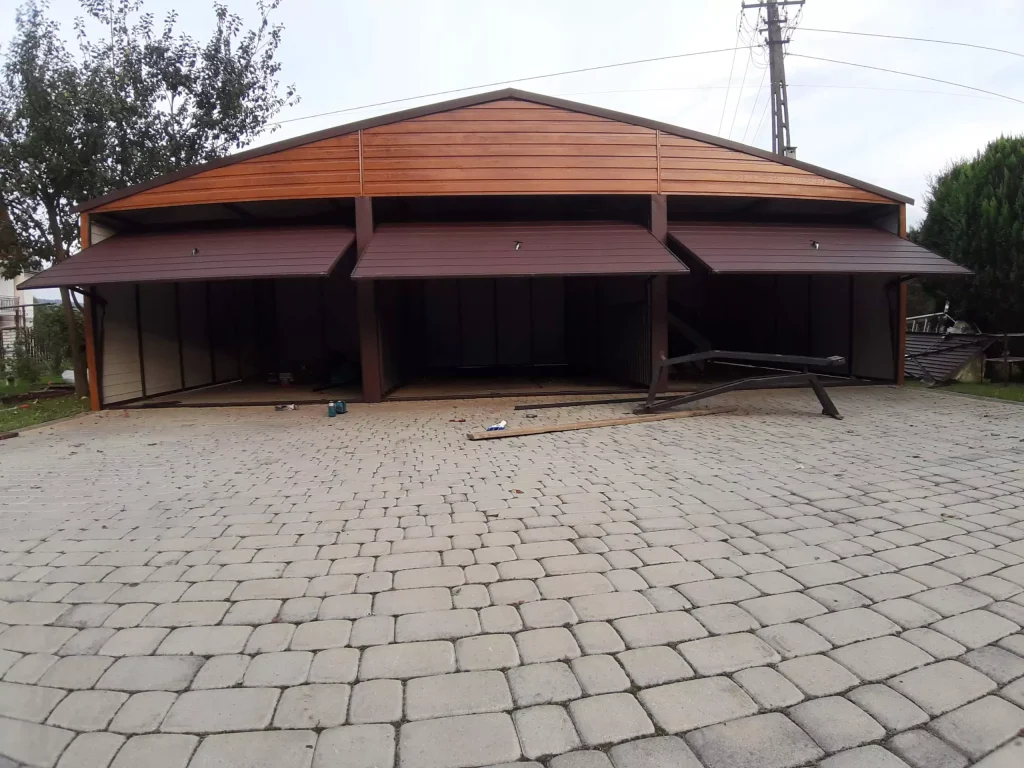 garaze-blaszane-blaszak-9x5drewnopodobne-zloty-dab-szerokosc-9-m-67335ea0869dd.webp