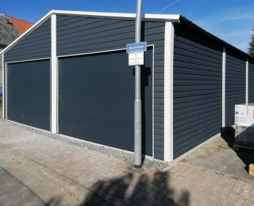 7x9 m-es kétállásos lemezgarázs – nyeregtető, szekcionált kapu, Grafit